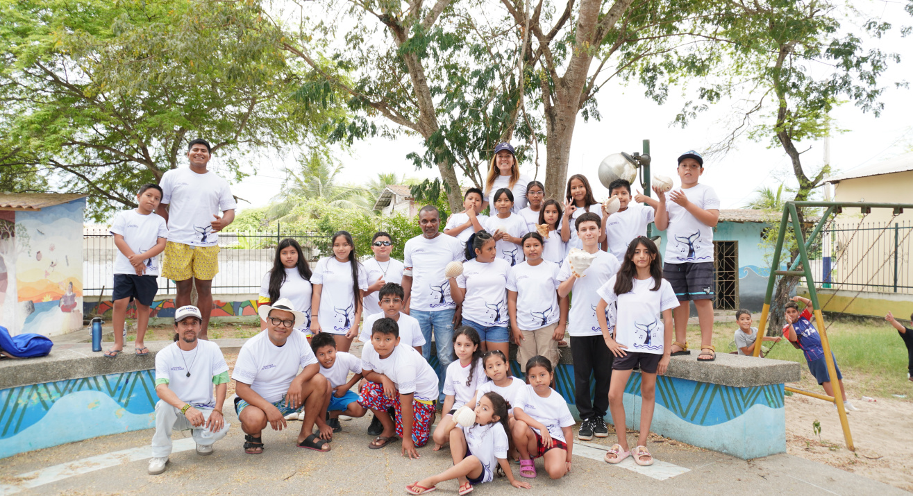 Foto grupal Taller de Sonoridad con niños y niñas de la comuna de Ayangue