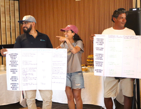 Personas exponiendo en taller “Turismo Azul Responsable: fortalecimiento de capacidades para proteger la vida marina”, 
