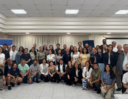 Participantes taller regional para estandarizar el monitoreo de especies marinas