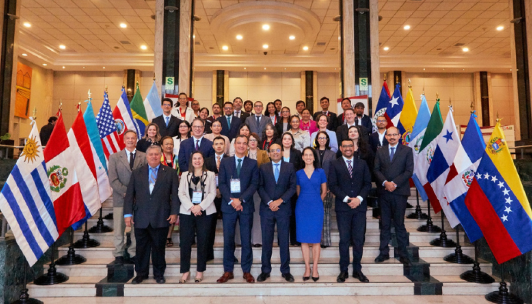 Participantes y moderadores de la cooperación regional 