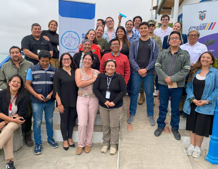 Grupo de personas participantes del Intercambio de Experiencias: 10 años de Observación de Ballenas y Delfines en Santa Elena, Ecuador
