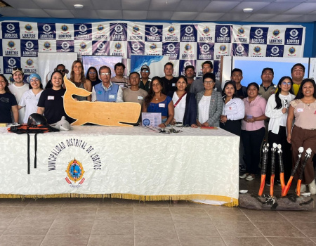 Grupo de participantes de actividad de Brigadas de Desenmalle de Ballenas