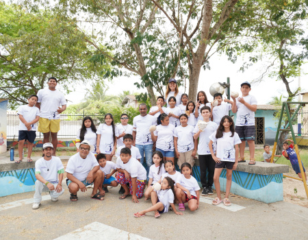 Foto grupal Taller de Sonoridad con niños y niñas de la comuna de Ayangue